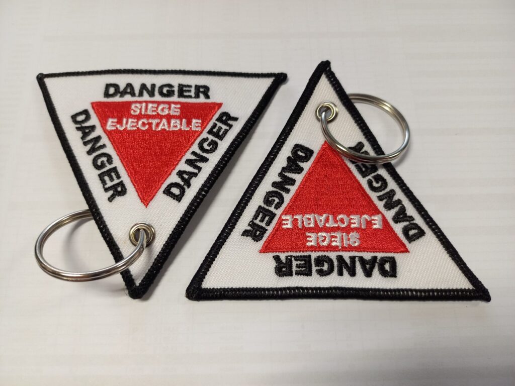 Danger Siege Ejectable portachiavi triangolare di colore nero con anello