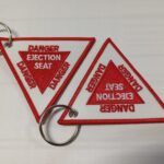 Danger Ejection Seat portachiavi triangolare di colore rosso con anello