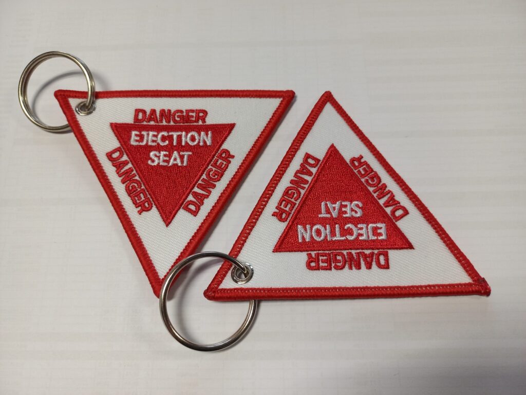 Danger Ejection Seat portachiavi triangolare di colore rosso con anello