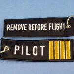 Pilot portachiavi di colore nero e giallo in tessuto con anello