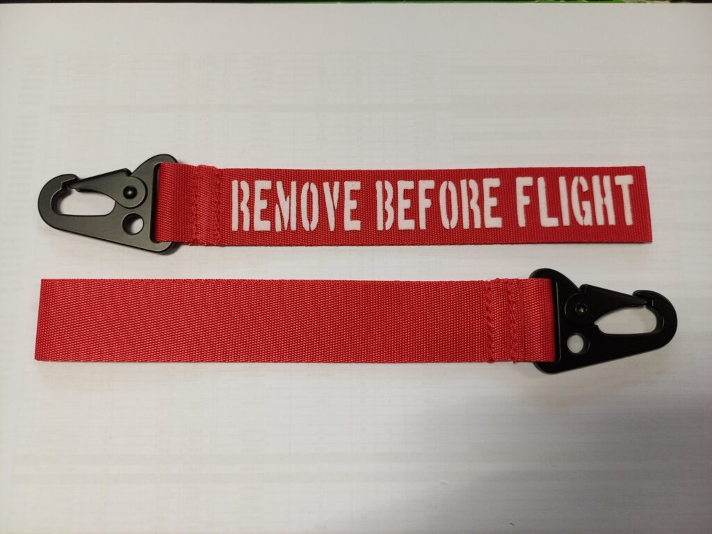 Remove Before Flight portachiavi di colore rosso, dimensione media con moschettone