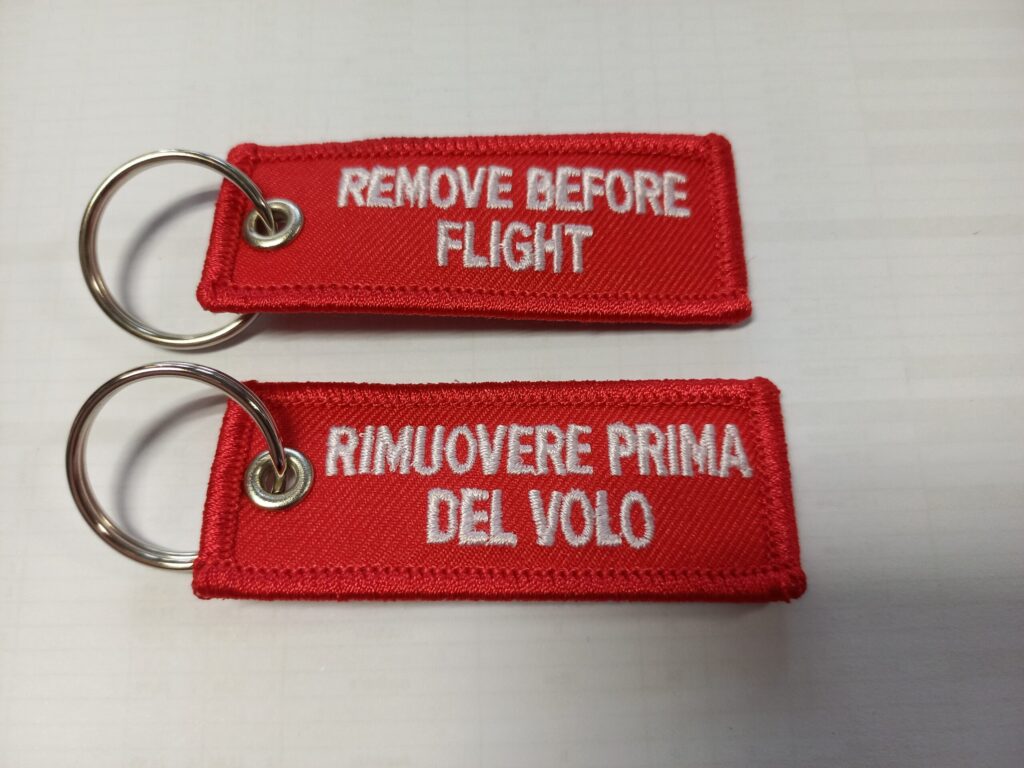 Remove Before Flight portachiavi di colore rosso piccolo
