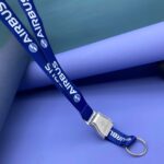 Porta Badge Airbus di colore blu da collo stampato, con chiusura cintura sicurezza aereo.